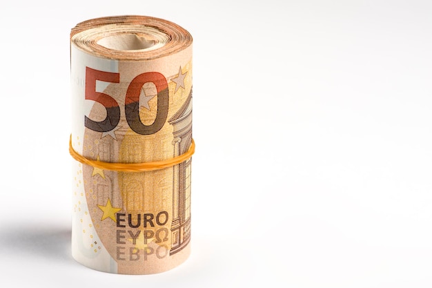 Rolka pieniędzy rolka banknotów euro banknoty euro zwinięte na szarym tle koncepcja fi