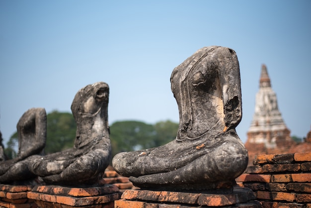 Rolka stary Buddha żadny ręka i żadny głowa na ściana z cegieł