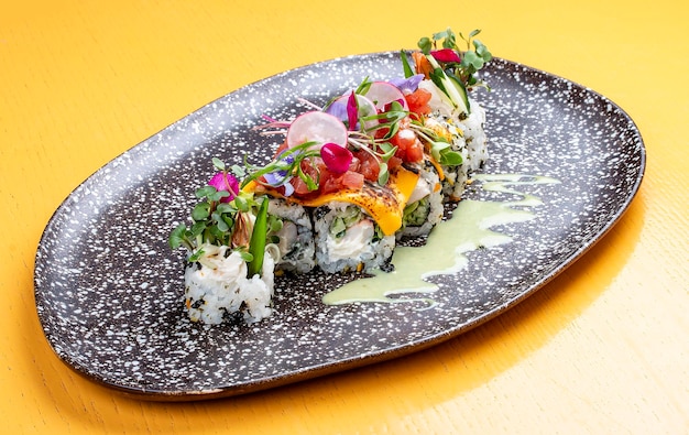 Rolka sushi z krabem pod roztopionym serem Trend sushi Kreatywne jedzenie