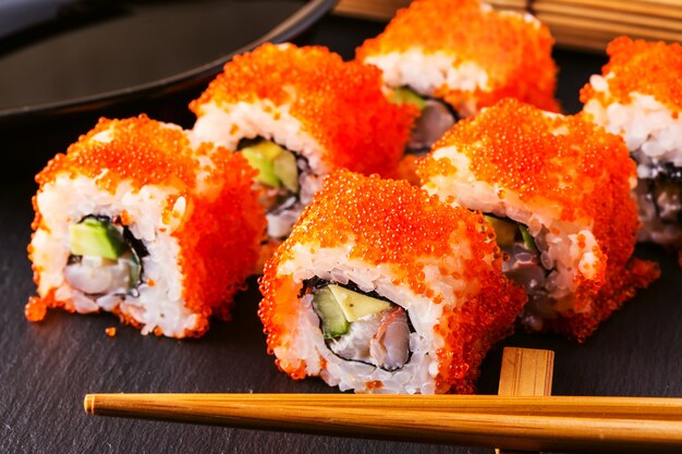 Roll Sushi Z Krabem, Awokado, Ogórkiem I Tobiko.