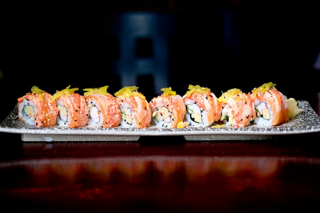 Roll Sushi Z łososia Z Pikantnym Sosem, Japoński Styl Jedzenia