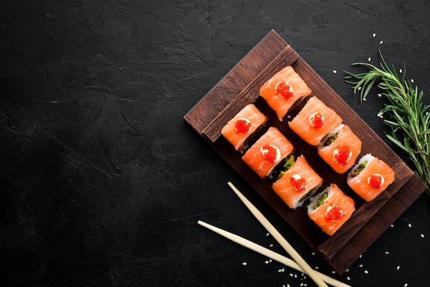 Roll Sushi Z łososiem I Kawiorem Kuchnia Japońska Widok Z Góry