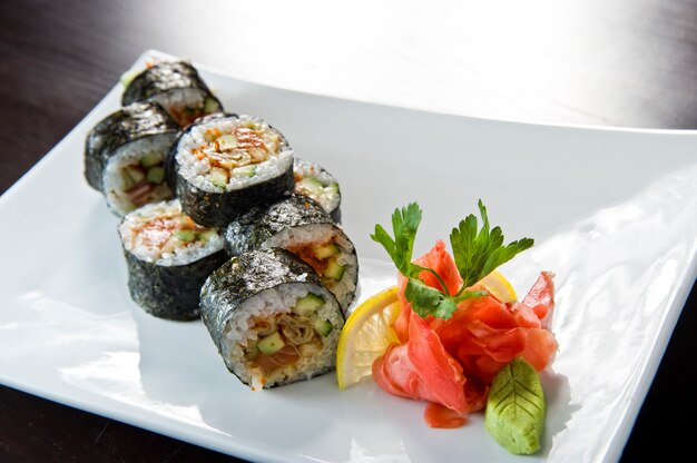 Roll Sushi Z łososiem I Krewetkami W Tempurze.