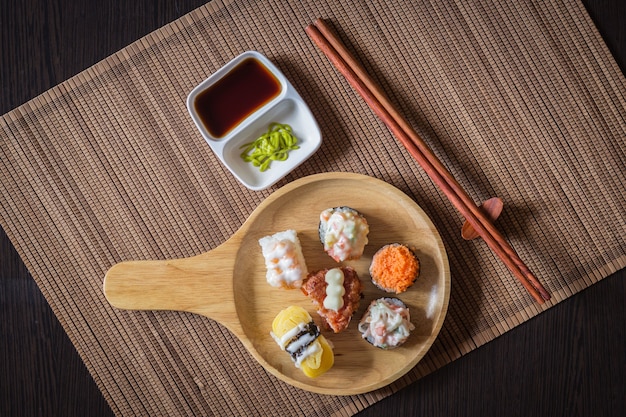 Roll sushi z łososiem, krewetką, awokado, serek. Menu sushi. Japońskie jedzenie.