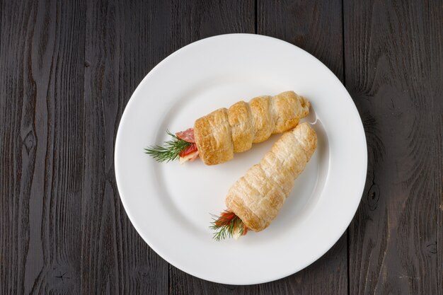 Roll-up z szynką i serem szwajcarskim: dieta ketogeniczna Przekąska lub przedmiot na lunch