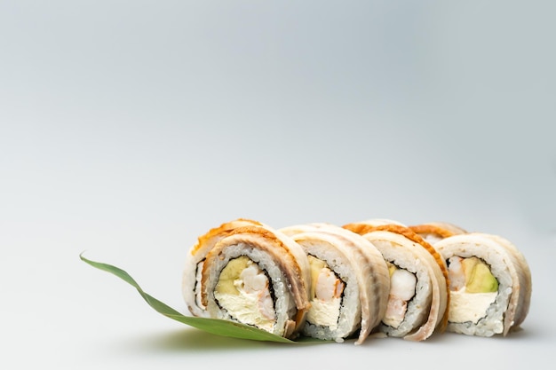 Roll z łososiem, awokado, ogórkiem. Menu sushi. Japońskie jedzenie.