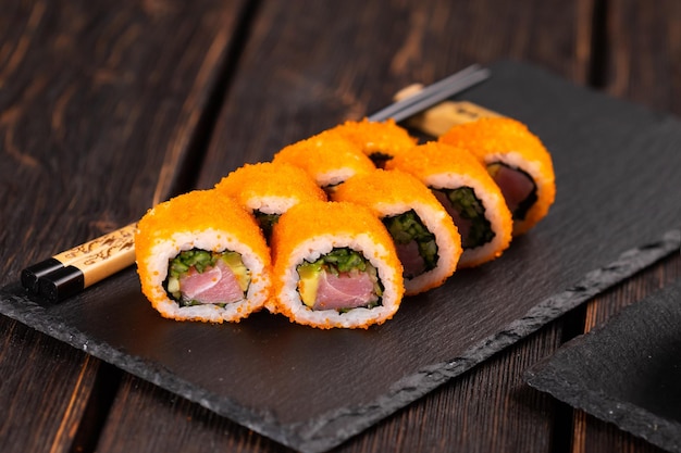 Roll z rybnym sushi z pałeczkami koncepcja azjatyckiego jedzenia