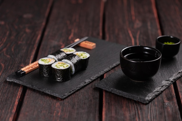 Roll z rybnym sushi z pałeczkami koncepcja azjatyckiego jedzenia