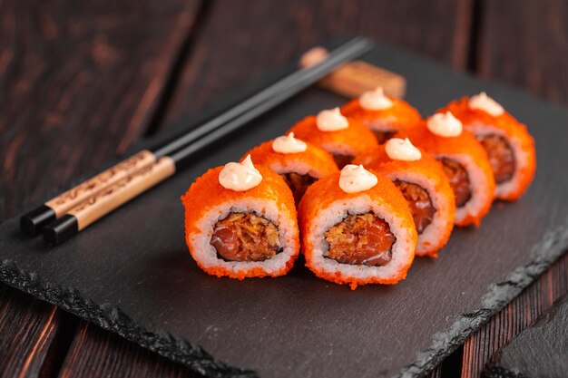 Roll z rybnym sushi z pałeczkami koncepcja azjatyckiego jedzenia