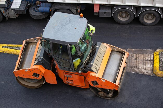 Zdjęcie roller asfaltowy w pracy budowa nowych dróg naprawa chodnika wysoki kąt widzenia