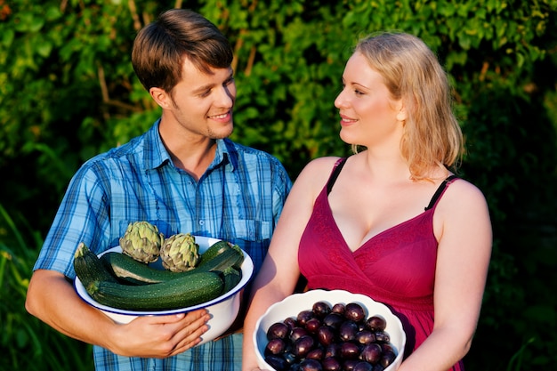 Zdjęcie rolnicy z owocami i warzywami