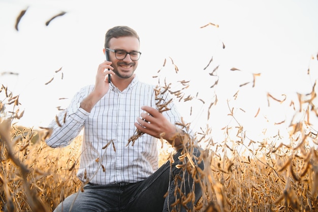 Rolnik agronom na polu soi sprawdzający uprawy przed zbiorami Produkcja i uprawa żywności ekologicznej