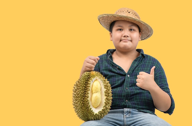 Rolnik chłopca gospodarstwa Mon Thong Durian
