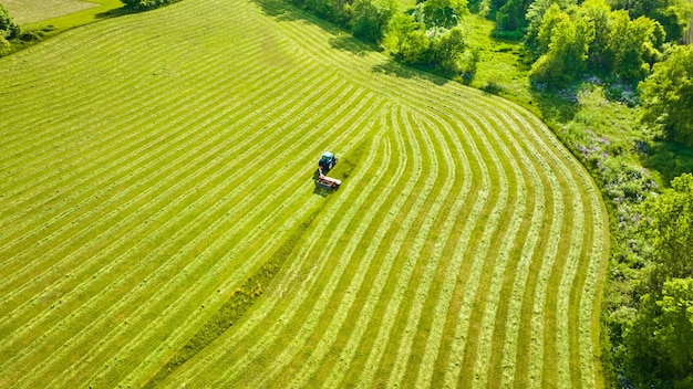 Rolnik przygotowujący pole do uprawy