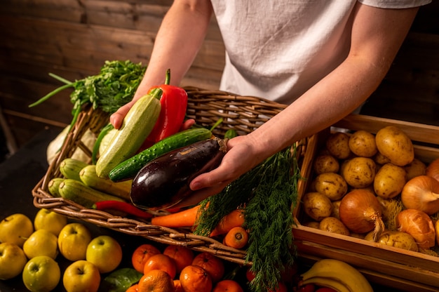 Rolnik sprzedający organiczne warzywa na rynku w stylu rustykalnym koncepcja zdrowej żywności