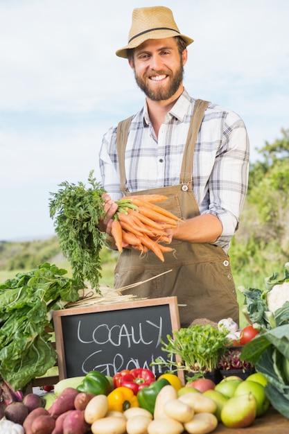 Rolnik sprzedaje swoje produkty organiczne