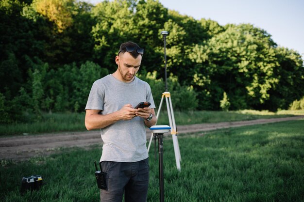 Rolnik wprowadza współrzędne GPS dla drona rolniczego