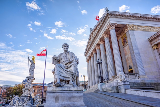 Roman statua w zabytkowym budynku austriackiego parlamentu w Wiedniu