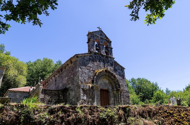 Romaniczny kościół San Miguel de Oleiros Ribeira Sacra Lugo Hiszpania