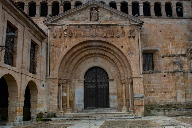 Romańska kolegiata santa juliana w santillana del mar cantabria