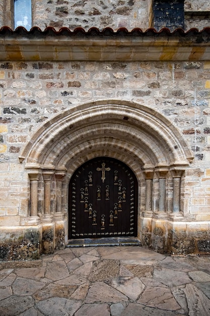 Romański klasztor santo toribio de liebana w kantabrii