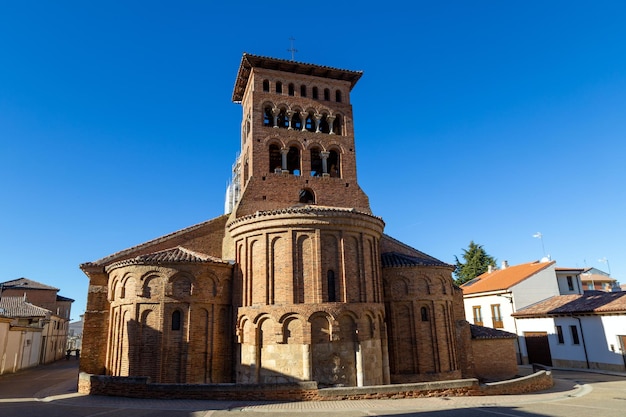 Zdjęcie romański kościół mudejar w san tirso z xii wieku sahagun w kastylii i león, hiszpania