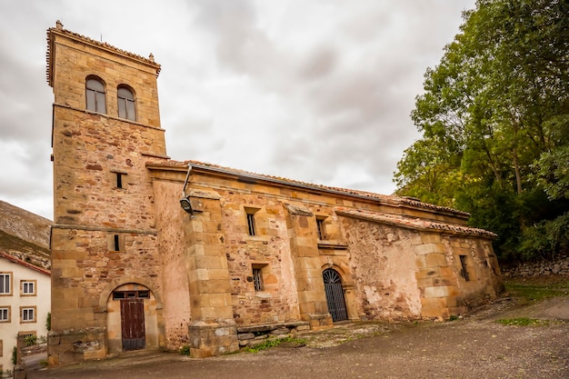 romański kościół santa maria de argumento