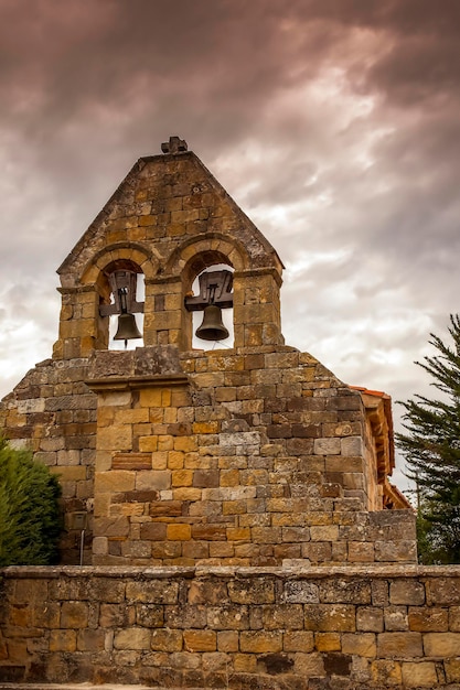 Romański kościół santa maria w arenillas del ebro