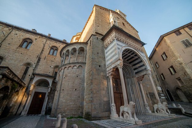 Romański kościół z wyszukanym i okazałym marmurowym portykiem