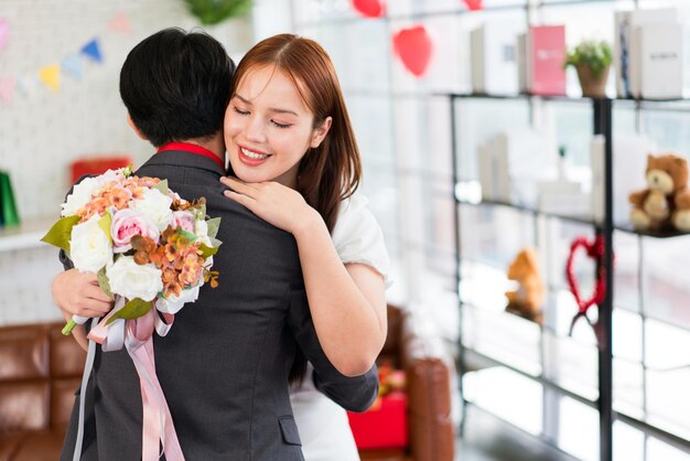Romantyczna azjatycka para obejmująca się razem z romansem i miłością kobieta uścisnęła swojego chłopaka