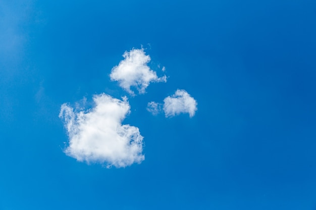 Romantyczna chmura w kształcie serca na błękitnym niebie, koncepcja miłości.