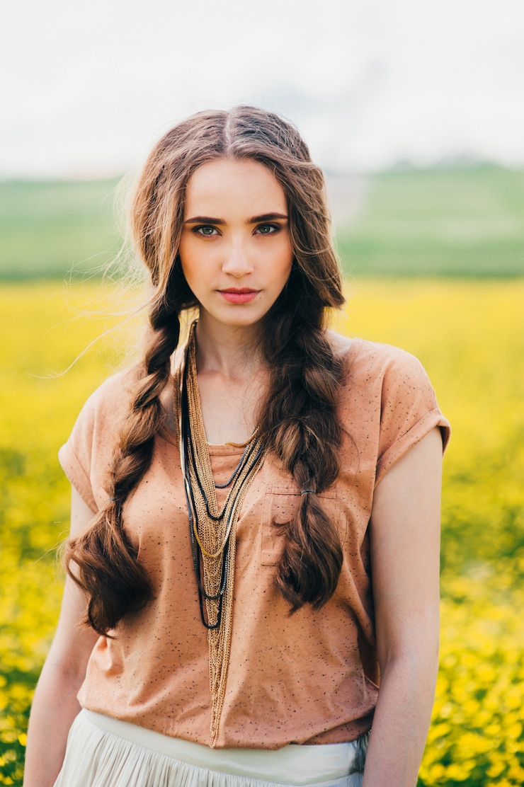 Zdjęcie romantyczna hipis dziewczyna stoi w polu. lato. styl hippie.