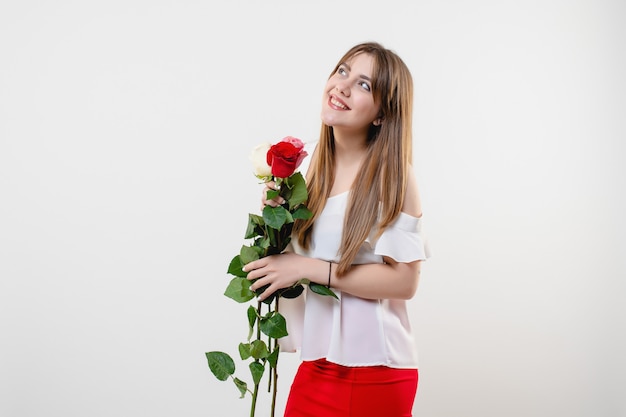 Romantyczna kobieta z czerwieni różą odizolowywającą