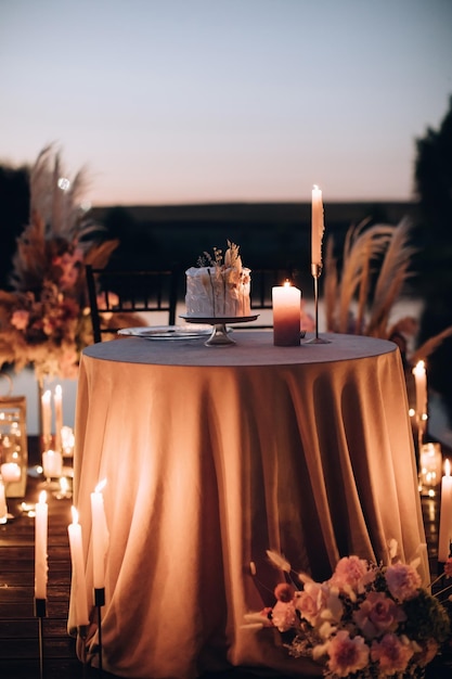 Romantyczna kolacja dla dwojga przy świecach nad jeziorem