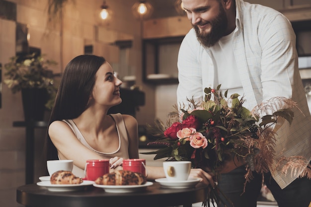 Romantyczna kolacja dla zakochanej pary w kawiarni