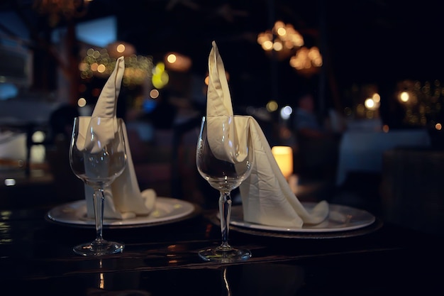 romantyczna kolacja nakrycie stołu w restauracji, tło w abstrakcyjnym stole barowym i winie