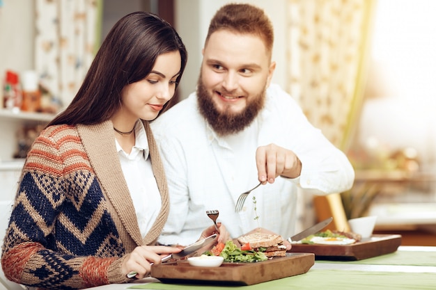 Romantyczna kolacja szczęśliwych mężczyzn i kobiet w restauracji