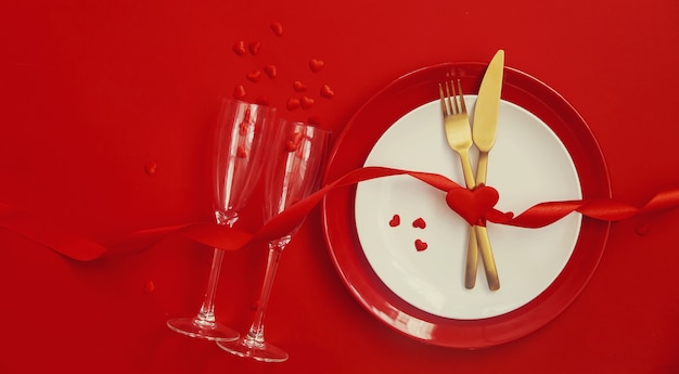 Romantyczna kolacja walentynkowa na czerwonej powierzchni. Selektywna ostrość. Wakacje.