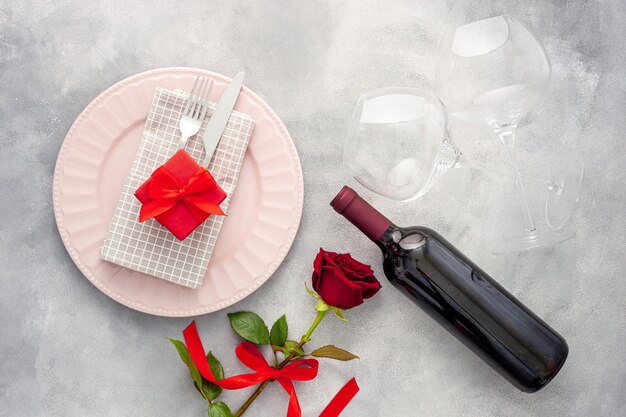 Romantyczna kolacja walentynkowa. Wino, kieliszki i kwiaty