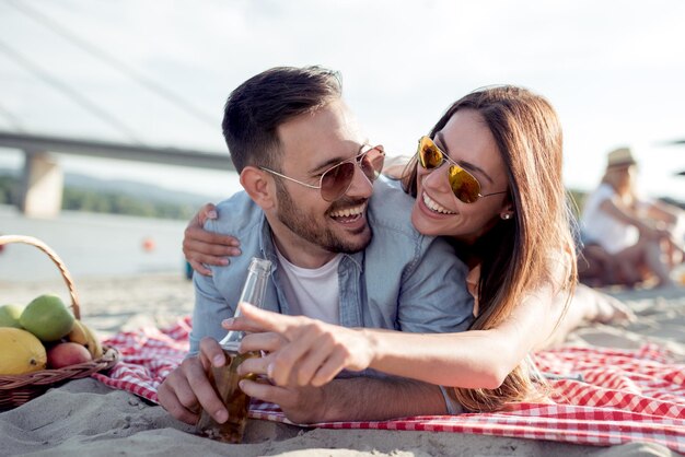 Romantyczna młoda para na plaży, ciesząca się razem