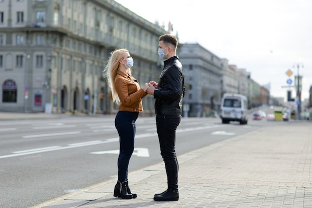 Romantyczna młoda para piękny cieszyć czas razem w maskach ochronnych