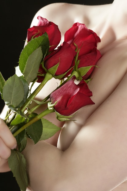 Romantyczna Naga Kobieta Trzyma Czerwone Róże