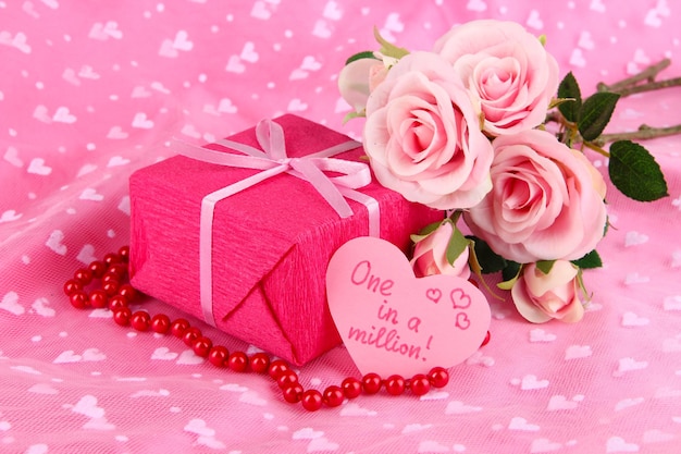 Romantyczna paczka na różowym tle tkaniny