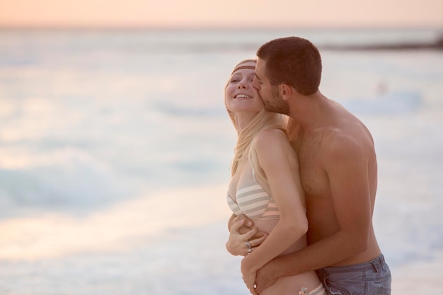 Romantyczna para całuje się na plaży