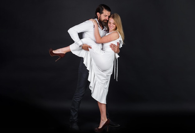 Romantyczna para kochanków tańcząca profesjonalną tancerkę tanga pasję i miłość do tańca towarzyskiego