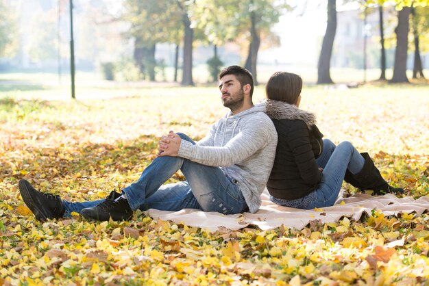 Romantyczna para na kocu