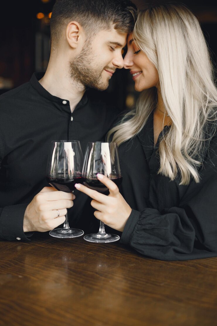 Romantyczna para pije wino w restauracji.