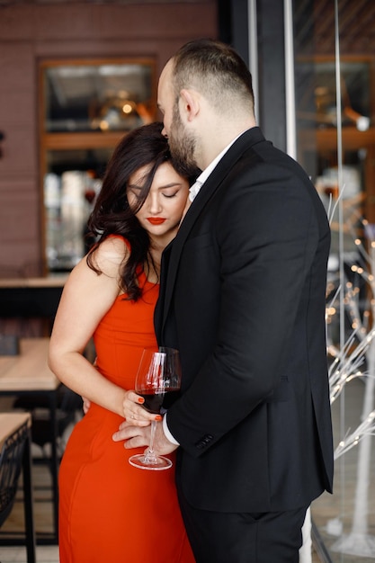 Zdjęcie romantyczna para siedzi w restauracji na randce i pije wino