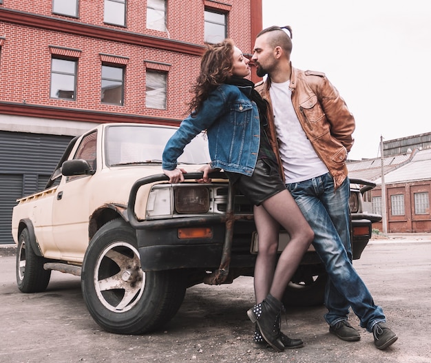 Romantyczna para stojąca w pobliżu samochodu w mieście Parking. pojęcie miłości i związków