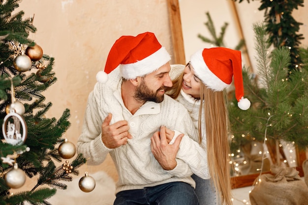 Romantyczna para świętująca wspólnie Boże Narodzenie w domu